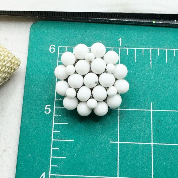 Vintage Japan White Milk Glass Bead Cluster Stud Clip On Earrings - Picture 7 of 9